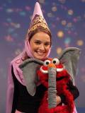 Natalie Portman carga un Muñeco
